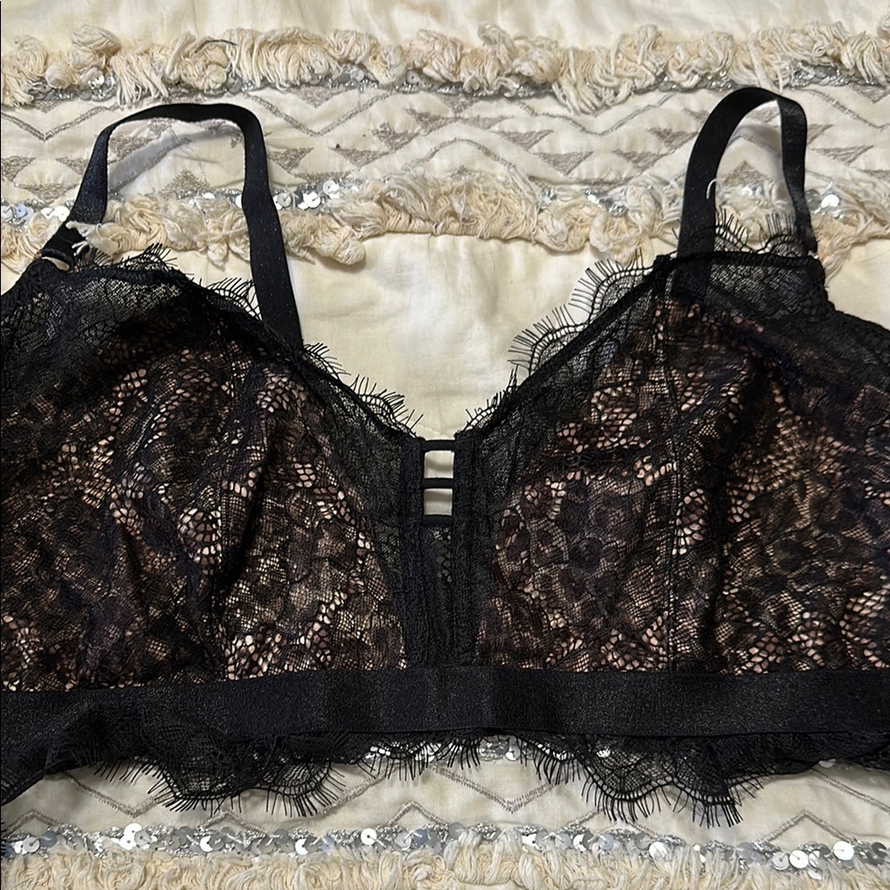 Black Lace Bra with Intricate Floral Patterns and Underwire